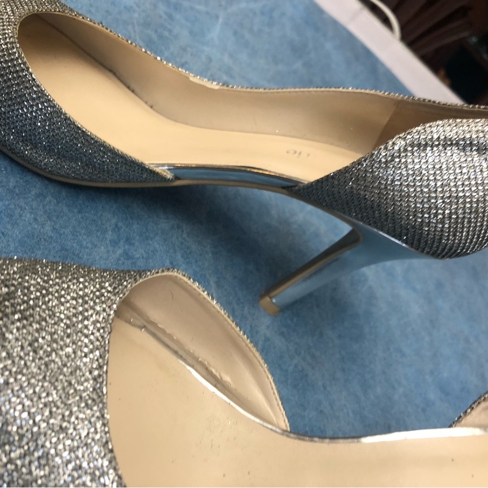 Tahari 8 1/2 medium silver heels. Barely worn - Picture 4 of 10